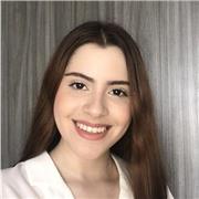 Tutora de inglés apoya a niños de todas las edades con sus actividades